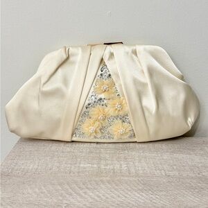 NWOT Badgley Mischka Cream Ivory Satin Floral Evening Formal Wedding Bag Clutch
